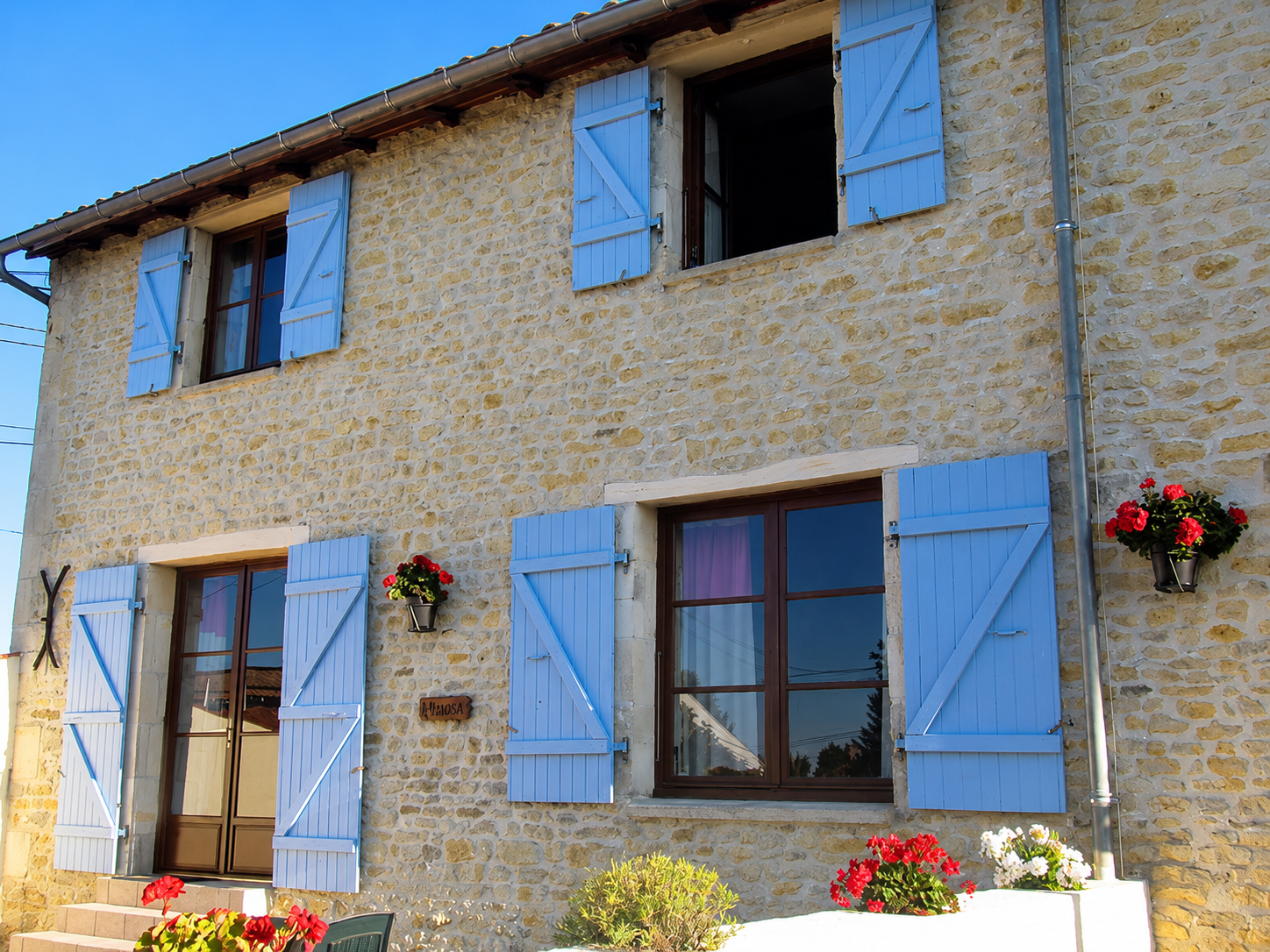 Les Capucines — farmhouse exterior